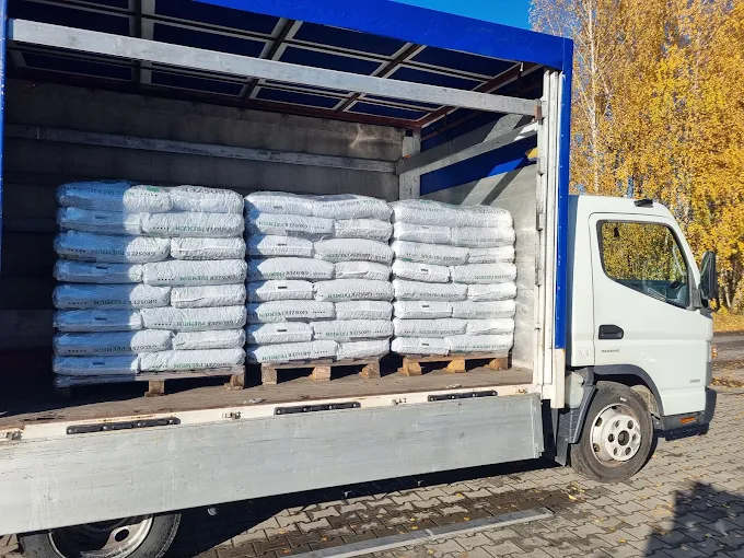 Palety opału na samochodzie z windą do rozładunku