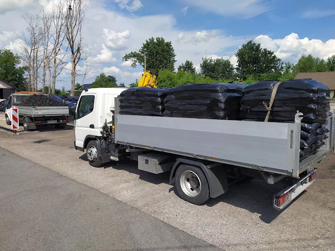 Samochód z opałem workowanym przygotowany do dostawy